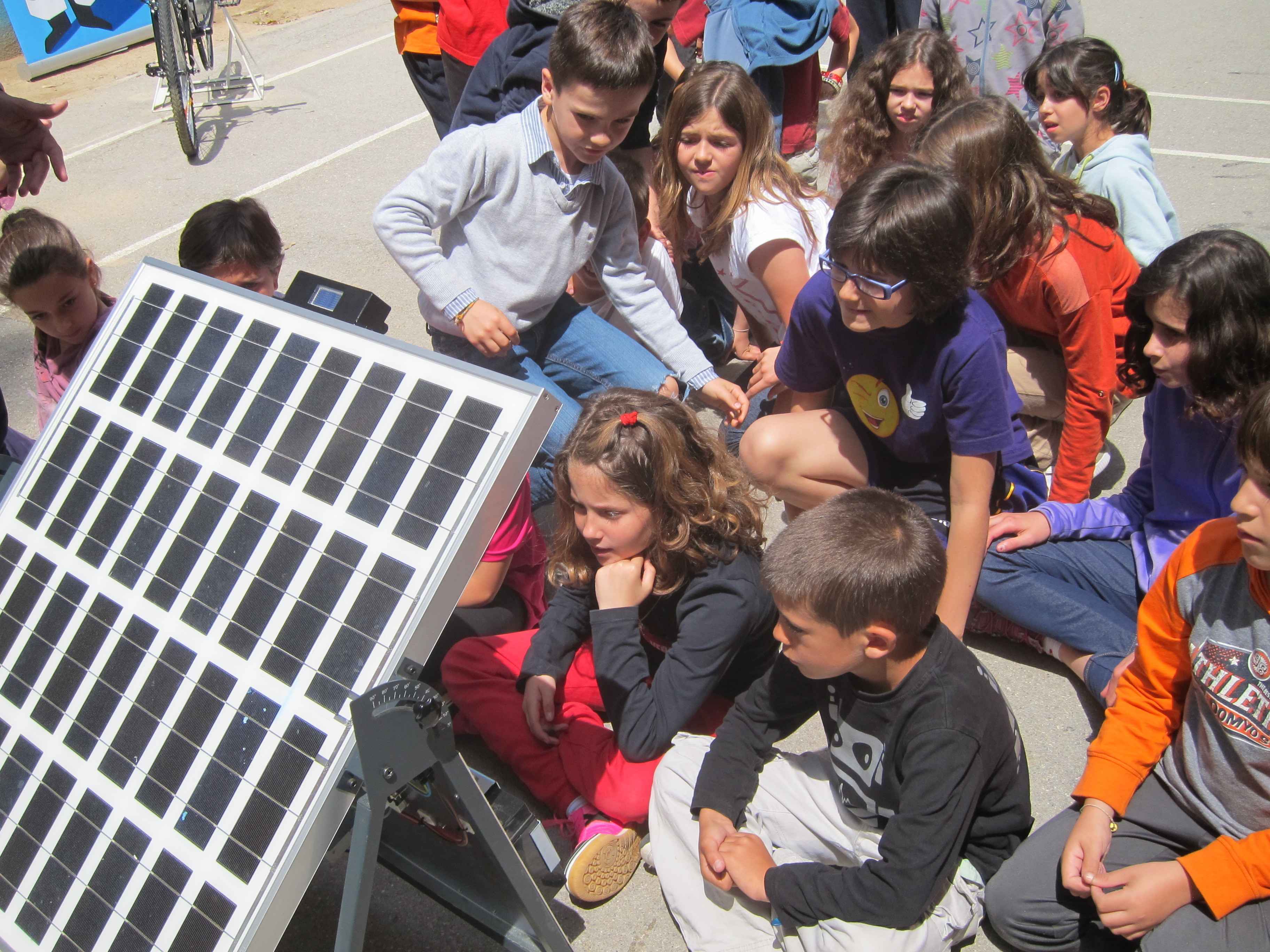 Niños en una actividad educativa sobre la generación de la energía 