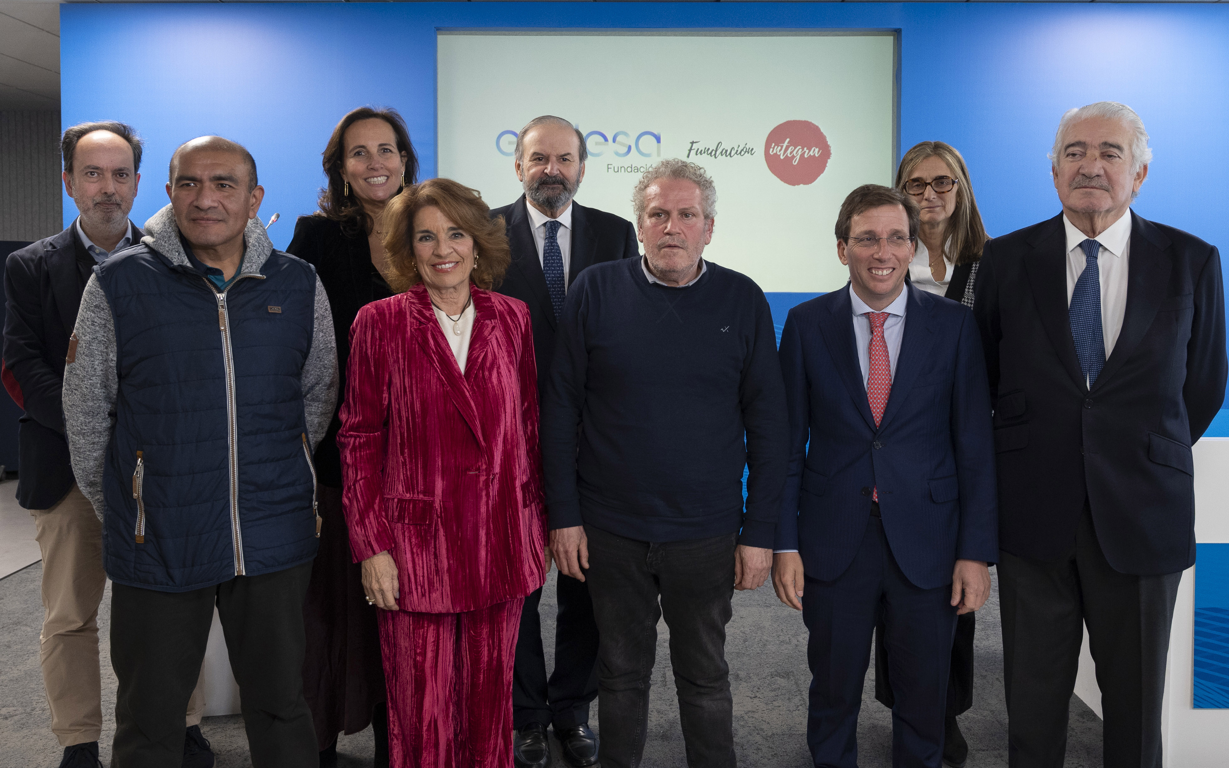 De izq. a drcha., Joan Claver, empleado de Endesa voluntario en Cambiando Vidas, Héctor, beneficiario del programa, Ana Muñoz de Dios, directora general de Fundación Integra, Ana Botella, presidenta ejecutiva de Fundación Integra, Juan Sánchez-Calero, presidente de Endesa y de Fundación Endesa, Javier, beneficiario del programa, José Luis Martínez-Almeida, alcalde de Madrid, María Malaxechevarría, directora general de Sostenibilidad de Endesa y de Fundación Endesa, y José Bogas, consejero delegado de Endesa.