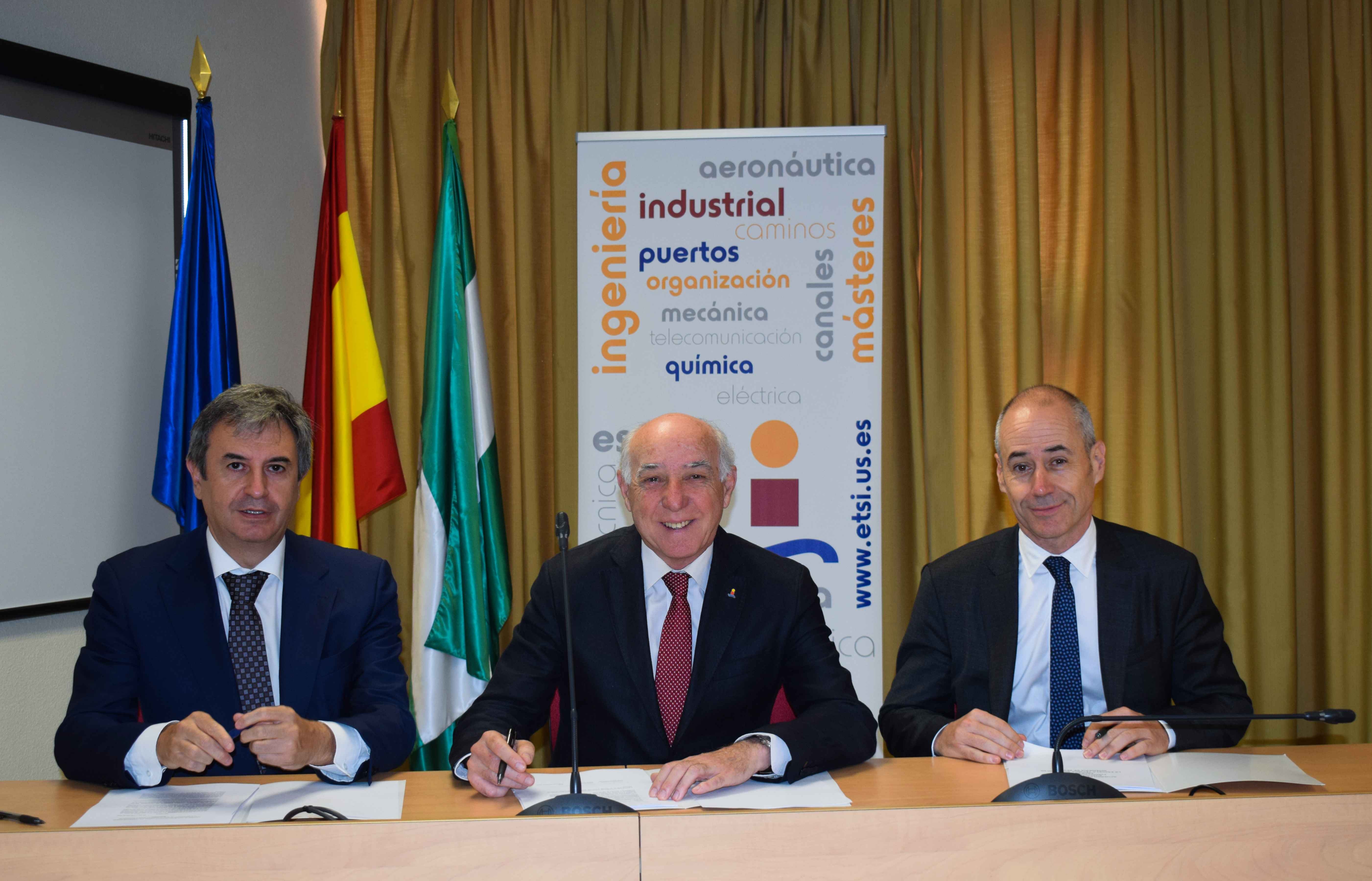 De izq. a drcha., el director general de Endesa Andalucía, Extremadura, Ceuta y Melilla, Rafael Sánchez, director de la ETSI, Francisco Rodríguez, y el director general de la Fundación Endesa, Javier Blanco.